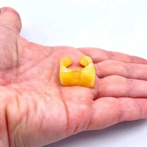 Caramel Cream and White Swirl Acrylic Geometric Open Chunky Ring Size 7 - Picture 8 of 9